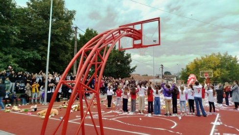ОТВОРЕН РЕНОВИРАНИ КОШАРКАШКИ ТЕРЕН: Спортски објекат и меморијални турнир у част Ање Радоњић (ФОТО)