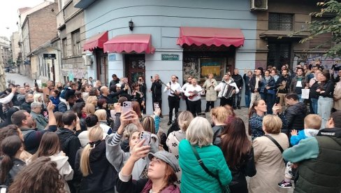 BEOGRAĐANI SE OPRAŠTAJU OD HALIDA BEŠLIĆA: Narod se skupio u Skadarliji da oda počast kralju sevdaha (FOTO)