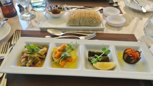 РАСКОШНИ УКУСИ ОРИЈЕНТА: Мирисни специјалитети “маме” туристе на сваком кораку