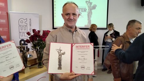 НАГРАДА У ПРАВИМ РУКАМА: Значајно признање Горану Шљивићу, фоторепортеру „Новости“