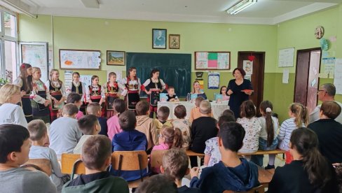 „ПУТ МИРИСА ЈЕДНЕ БЕЛЕ РАДЕ“: Промоција књиге код Параћина у оквиру „Дечје недеље“ (ФОТО)