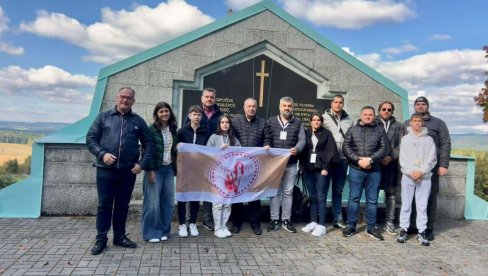 ГУСЛАРИ ИЗ СРБИЈЕ У ЧЕШКОЈ: Молитва и свеће у Јиндриховицама