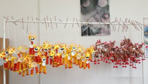 OSUĐENICI I ZAPOSLENI U OZ ZAJEČAR OBRADOVALI MALIŠANE: Poklonili slatkiše i lutke koje su sami napravili