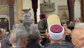 DŽENAZA HALIDU BEŠLIĆU: Kovčeg sa telom pevača donet u Begovu džamiju (VIDEO)