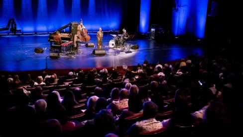 NOVOSAĐANI UŽIVALI U MAGIJI DŽEZ IMPROVIZACIJE : Završen 27. Novosadski džez festival u Srpskom narodnom pozorištu