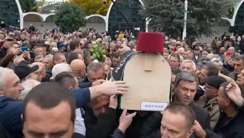 KO JE NOSIO HALIDOV KOVČEG? Reka ljudi prilazila da ga dodirne i oprosti se od Bešlića (FOTO)