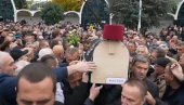 KO JE NOSIO HALIDOV KOVČEG? Reka ljudi prilazila da ga dodirne i oprosti se od Bešlića (FOTO)
