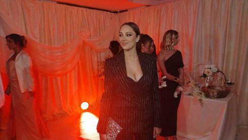 PRVI PUT U JAVNOSTI NAKON POROĐAJA: Aleksandra Prijović došla na svadbu Uroša Živkovića (FOTO)