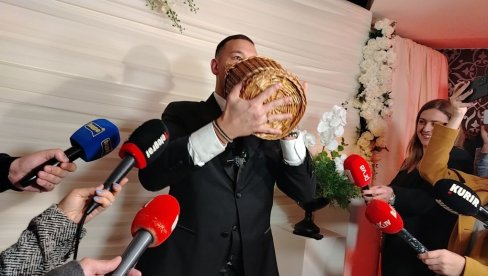 UROŠ ŽIVKOVIĆ PIJE RAKIJU KOJU JE PRAVIO TATA TAMARE MILUTINOVIĆ: Priznao da će se pevati pesme pokojnog Halida Bešlića (FOTO)