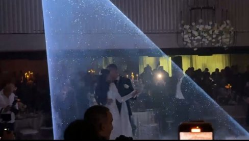 BAJKOVIT PRVI PLES JOVANE I UROŠA ŽIVKOVIĆA: Pevač ne skida osmeh s lica, svi su pali kad su čuli reči pesme (FOTO)