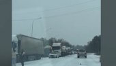 KOLAPS - ZBOG SNEGA ZATVORENO 150 KM AUTOPUTA: Jedan vozač skoro se smrznuo, spasle ga službe hitne pomoći (VIDEO)