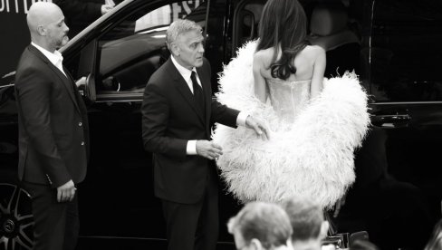 АМАЛ КЛУНИ ОДРЖАЛА ЈОШ ЈЕДНУ МОДНУ ЛЕКЦИЈУ: Сви су занемели када је закорачила на црвени тепих! (ФОТО)