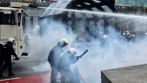 ВОДЕНИ ТОП И СУЗАВАЦ НА ДЕМОНСТРАНТЕ: Овако се полиција обрачунава са учесницима протеста у Бриселу (ВИДЕО)