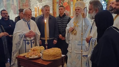 ОБЕЛЕЖЕНА СЛАВА У ПЕЋКОЈ ПАТРИЈАРШИЈИ: Хор Стефана Дечанског побрао симпатије свих присутних (ФОТО/ВИДЕО)