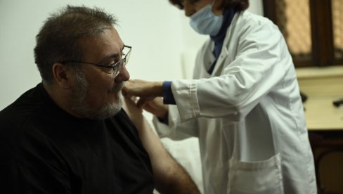 ПРЕВЕНЦИЈА НА ВРЕМЕ: Народни посланици вакцинисали се против сезонског грипа Торлаковом вакцином (ФОТО/ВИДЕО)