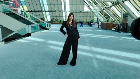 КАО СА МОДНЕ ПИСТЕ: Емина Јаховић у црном заблистала у престоници (ФОТО)