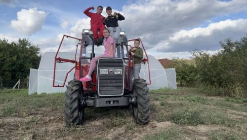 ЂАЦИ ВОЗЕ ТРАКТОР И УЧЕ ГРЧКИ: Спој модерног и традиције у ОШ Мића Стојковић у Умчарима