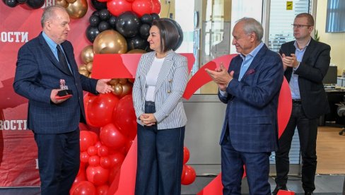 ДРУГИМА ПРИПАДАЈУ ЕПИЗОДЕ, А НОВОСТИМА ТРАЈАЊЕ: На свечаности у редакцији Вечерњих новости, наша кућа јуче прославила 72. рођендан