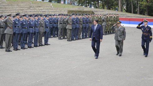 ЧУВАЈУ ТРАДИЦИЈУ И ОСВЕТЉАВАЈУ ВОЈНИЧКИ ПУТ: Министар Гашић присуствовао обележавању Дана Средње стручне војне школе „1300 каплара“