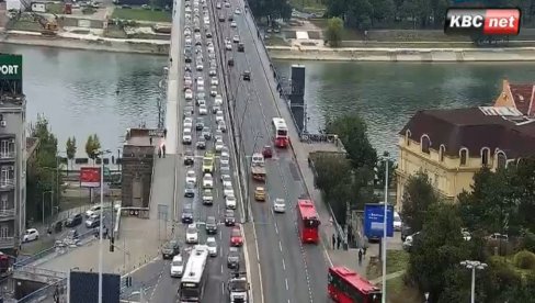 КОЛАПС У БЕОГРАДУ: Потпуни застој на Газели и Новом Београду (ФОТО)