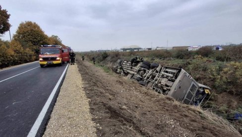 СТАБИЛНО СТАЊЕ ПОВРЕЂЕНИХ У НЕСРЕЋИ КОД СРЕМСКЕ МИТРОВИЦЕ: Само један пацијент остао на интензивној нези