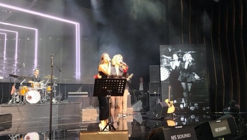 ИМАМ 51 ГОДИНУ И МОГУ ДА НОСИМ МИНИЋ: Гоца Тржан одушевила изгледом на концерту, па извела Милицу Павловић на бину (ФОТО)