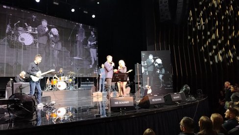 МОЈ ПРИЈАТЕЉ ЈЕ УВЕК ТУ: Бојан Лексингтон бенд песмом разнежио публику на концерту Гоце Тржан (ФОТО)