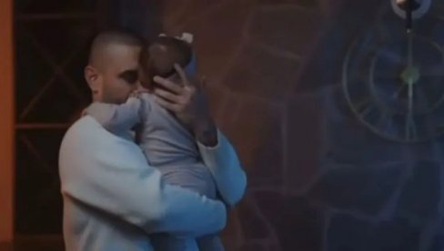 МАЛА СРНА ПРВИ ПУТ ПРЕД КАМЕРАМА: Емотивни кадрови Дарка Лазића са ћерком (ФОТО)