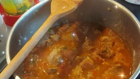 РЕЦЕПТ ЗА ЈУНЕЋИ ГУЛАШ: Идеја за данашњи ручак (ВИДЕО)