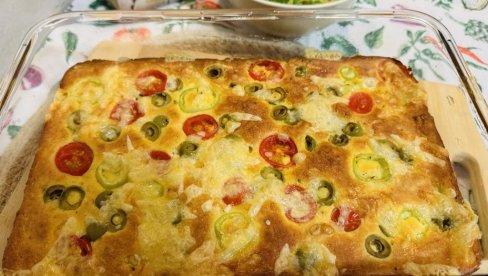 КУКУРУЗНА ПИТА СА ПАПРИКОМ, МАСЛИНАМА И ЧЕРИ ПАРАДАЈЗОМ: Медитерански шарм на трпези