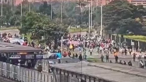 DEMONSTRANTI NAPALI POLICIJU: Ima povređenih, korišćene i eksplozivne naprave u potpunom haosu u Bogoti (VIDEO)