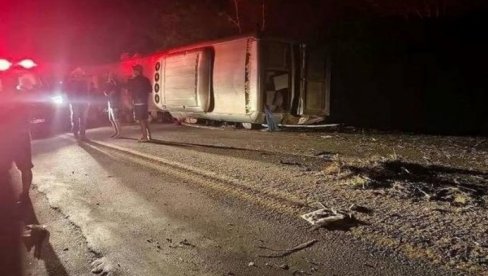 (УЗНЕМИРУЈУЋИ ВИДЕО) Најмање 15 људи погинуло у тешкој саобраћајној несрећи