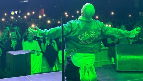 SUZE U PUBLICI: Boban Rajović u skupom stajlingu deo koncerta u LJubljani  posvetio Halidu Bešliću (FOTO)