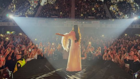 САРАЈЕВО, ГРАДЕ МОЈ: Тања Савић запалила Скендерију па одала почаст Халиду Бешлићу (ФОТО)