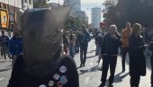 СЕКТАШКО ЛУДИЛО БЛОКАДЕРА У БЕОГРАДУ И НОВОМ САДУ: Језиве маске и бакље у стилу Бандероваца! (ВИДЕО)