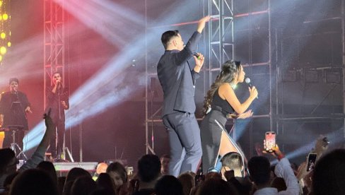 ТРЕНУТАК КОЈИ ЈЕ ЗАУСТАВИО ВРЕМЕ: Тања Савић и Нермин Ханџић запевали, па настао најемотивнији моменат вечери у Скендерији (ФОТО)