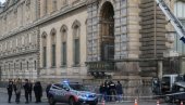 КРАЂА У ЛУВРУ ИЗВРШЕНА ЗА 7 МИНУТА: Пљачкашима испадали драгуљи док су бежали по Паризу
