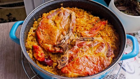 РЕЦЕПТ ЗА ПОДВАРАК СА СУВИМ РЕБРИМА И СВИЊСКИМ КРМЕНАДЛАМА: Тајна је у доброј припреми и стрпљењу (ВИДЕО)