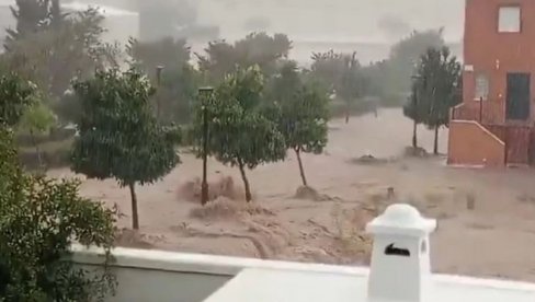 ŽESTOKA OLUJA KOSI SVE PRED SOBOM: Bujica preplavila turističko mesto - vanredno stanje u Španiji (VIDEO)