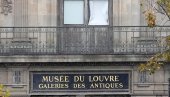 KORIST OD PLJAČKE LUVRA? Polomljeni prozor Luvra kroz koji su lopovi upali je nova turistička atrakcija (VIDEO)