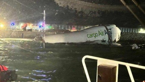 АВИОН УДАРИО У ВОЗИЛО, ПА ЗАЈЕДНО УЛЕТЕЛИ У МОРЕ: Трагедија на аеродрому, има мртвих (ФОТО/ВИДЕО)