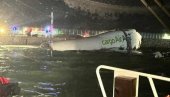 АВИОН УДАРИО У ВОЗИЛО, ПА ЗАЈЕДНО УЛЕТЕЛИ У МОРЕ: Трагедија на аеродрому, има мртвих (ФОТО/ВИДЕО)