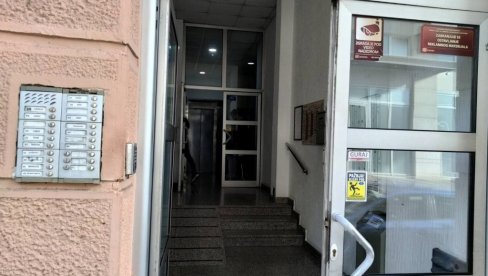 У ПРАТЊИ ПОЛИЦИЈЕ ПРЕБАЧЕНА У БОЛНИЦУ: Познато стање мајке за коју се сумња да је убила бебу у Новом Саду