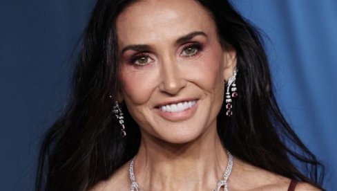 DEMI MUR(62), PENELOPE KRUZ (51) I EVA LONGORIJA (50) NA CRVENOM TEPIHU: Sve je stalo kada su se pojavile, evo kako one brišu godine