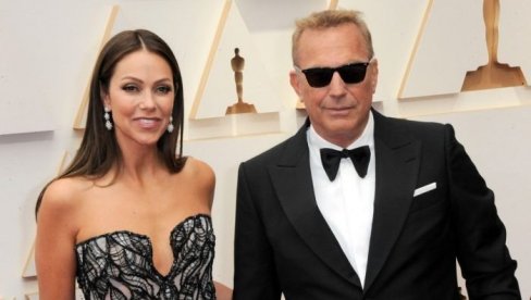 БИВША ЖЕНА КЕВИНА КОСТНЕРА СЕ УДАЛА ЗА ЊЕГОВОГ ПРИЈАТЕЉА: Развели су се пре две године и о томе Холивуд не престаје да прича (ФОТО)