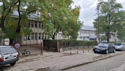 ПАРКИНГ ПРЕЧИ ОД ЂАКА? Померање ограде испред ОШ Вук Караџић у Врању узнемирило јавност