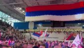 ЉУДИ ЧЕКАЈУ ВУЧИЋА: Пуна дворана у Зрењанину (ВИДЕО)