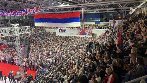 ВЕЛИЧАНСТВЕН ДОГАЂАЈ: Препуна хала и напољу јос толико људи који не могу да уђу