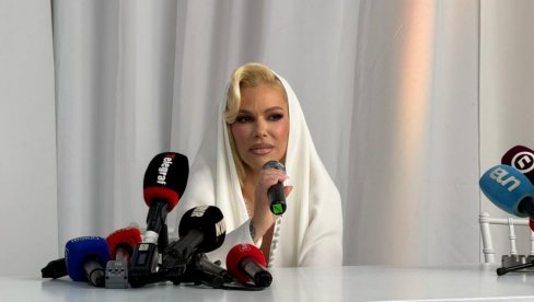 МАМА ЈЕ МОЈЕ ЛИЧНО И ПРОФЕСИОНАЛНО ЧЕДО: Наташа Беквалац појавила се сва у белом на промоцији новог албума (ФОТО)