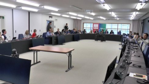 BEDAN DOGAĐAJ: Opozicioni blokaderi pred troje poslanika EP